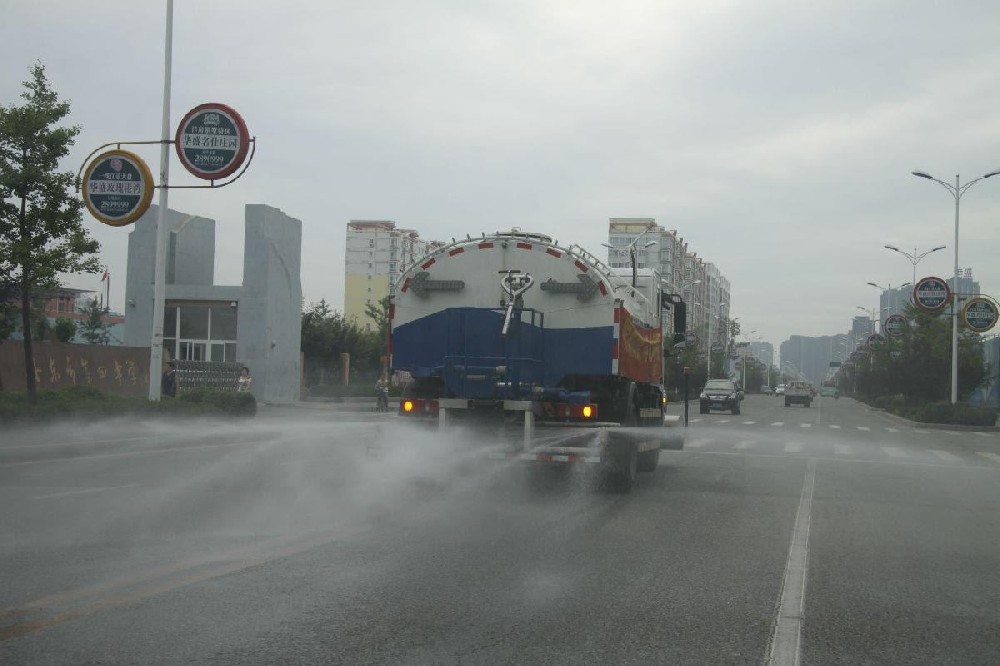 環保液體(tǐ)融雪劑普通路(lù)段使用灑水車方案